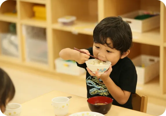 子どもが食事を楽しむ様子