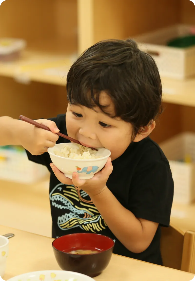 子どもが食事を楽しむ様子