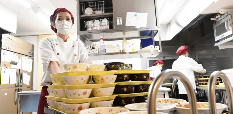 園内の調理室で給食を手作りする様子