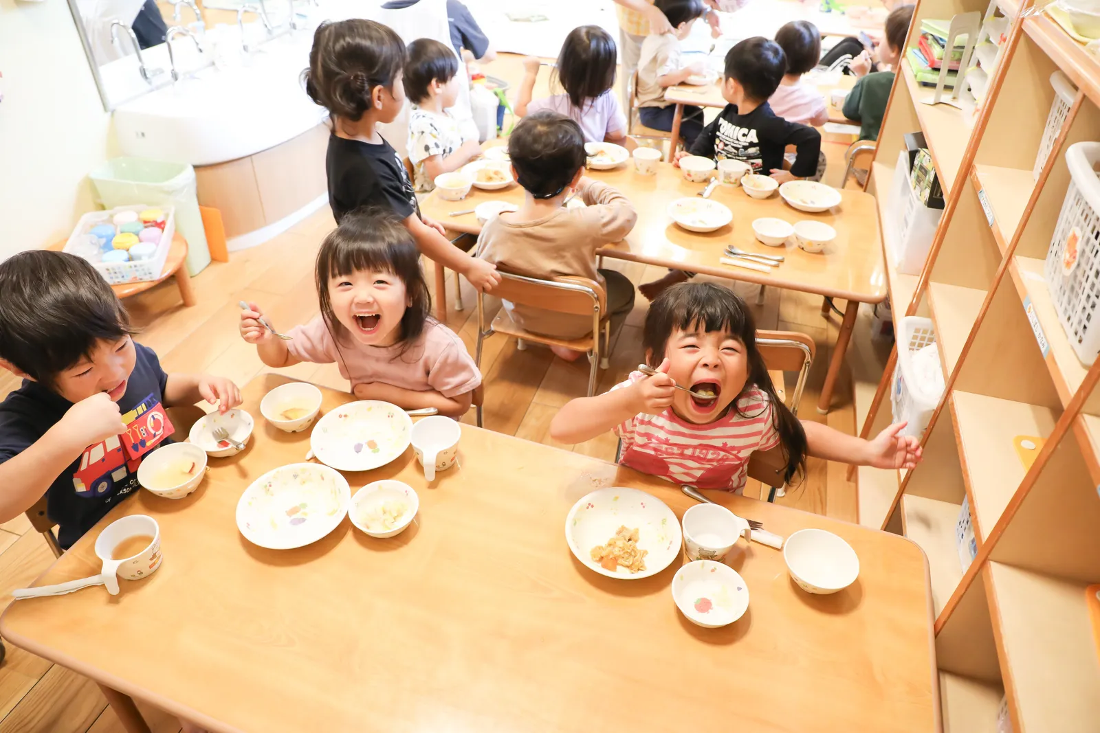 保育士と栄養士が給食について相談する様子