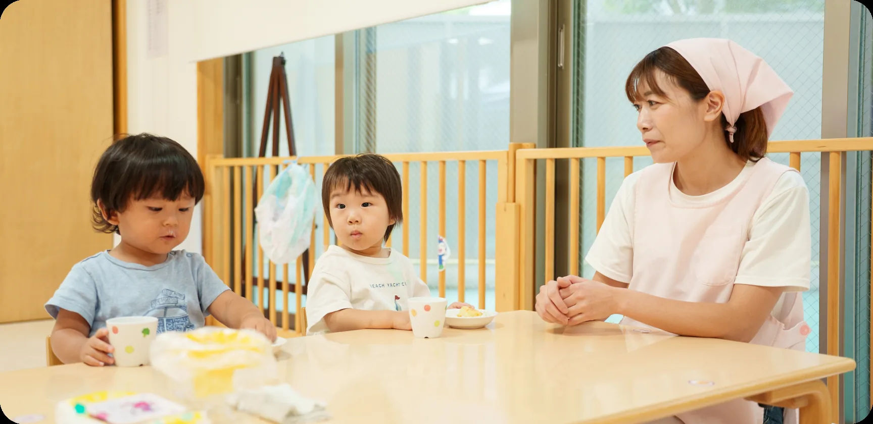 栄養士が子どもたちと給食を食べる様子