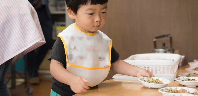 子どもたちが配膳や片付けをする様子