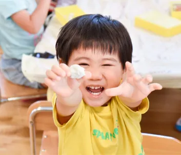 できあがった作品を見せる園児