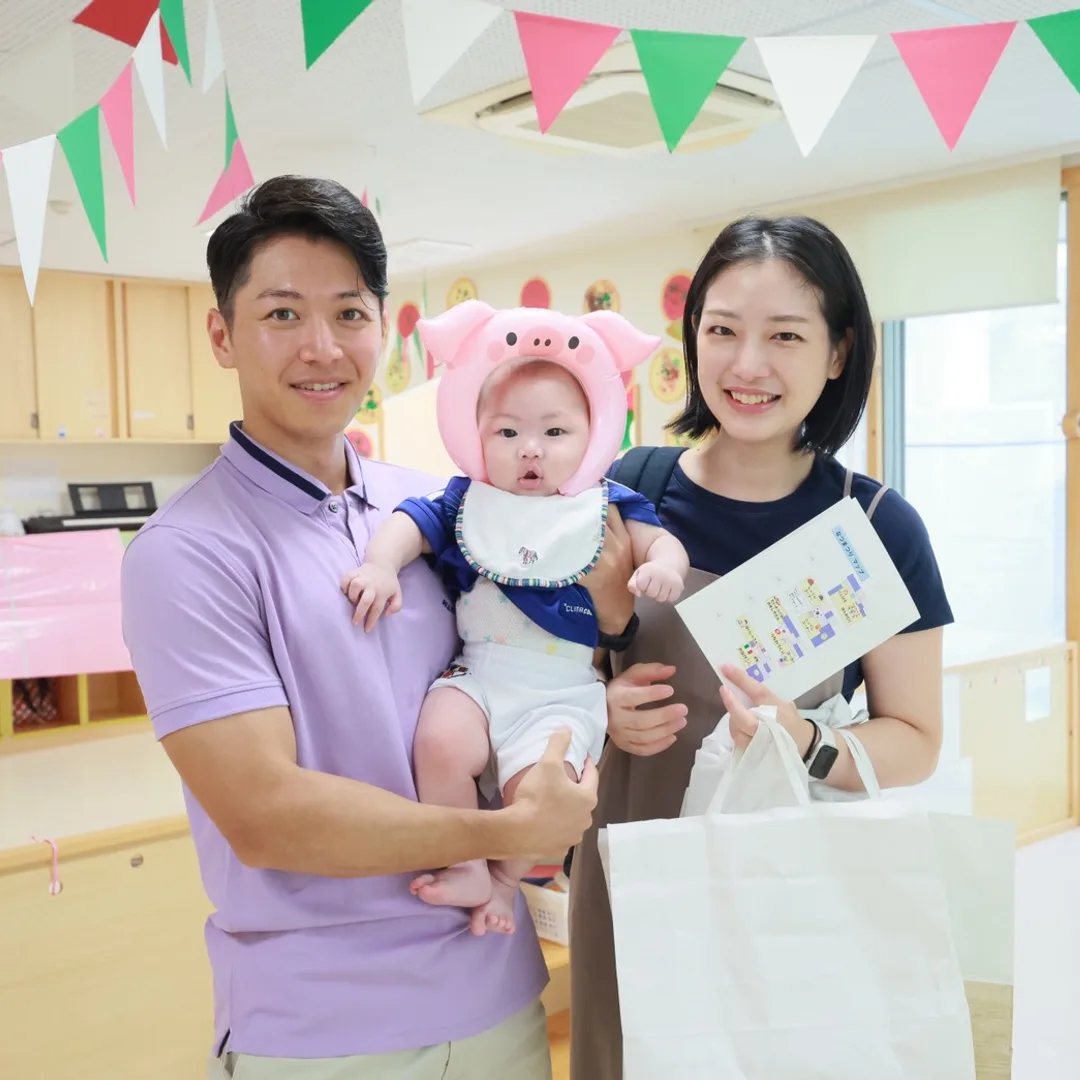 保護者と子ども・保育者の写真