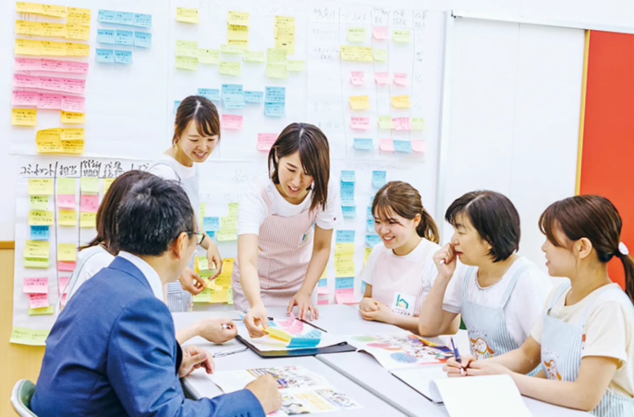 職員研修で意見を出し合う様子