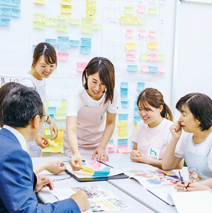 研修で意見を出し合うちとせ交友会の職員