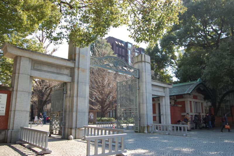 本郷ちとせ保育園は、東大正門から徒歩1分です。