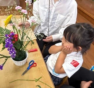 「花セラピー」…生のお花を自由に生ける体験”いろいろあってみんないい”