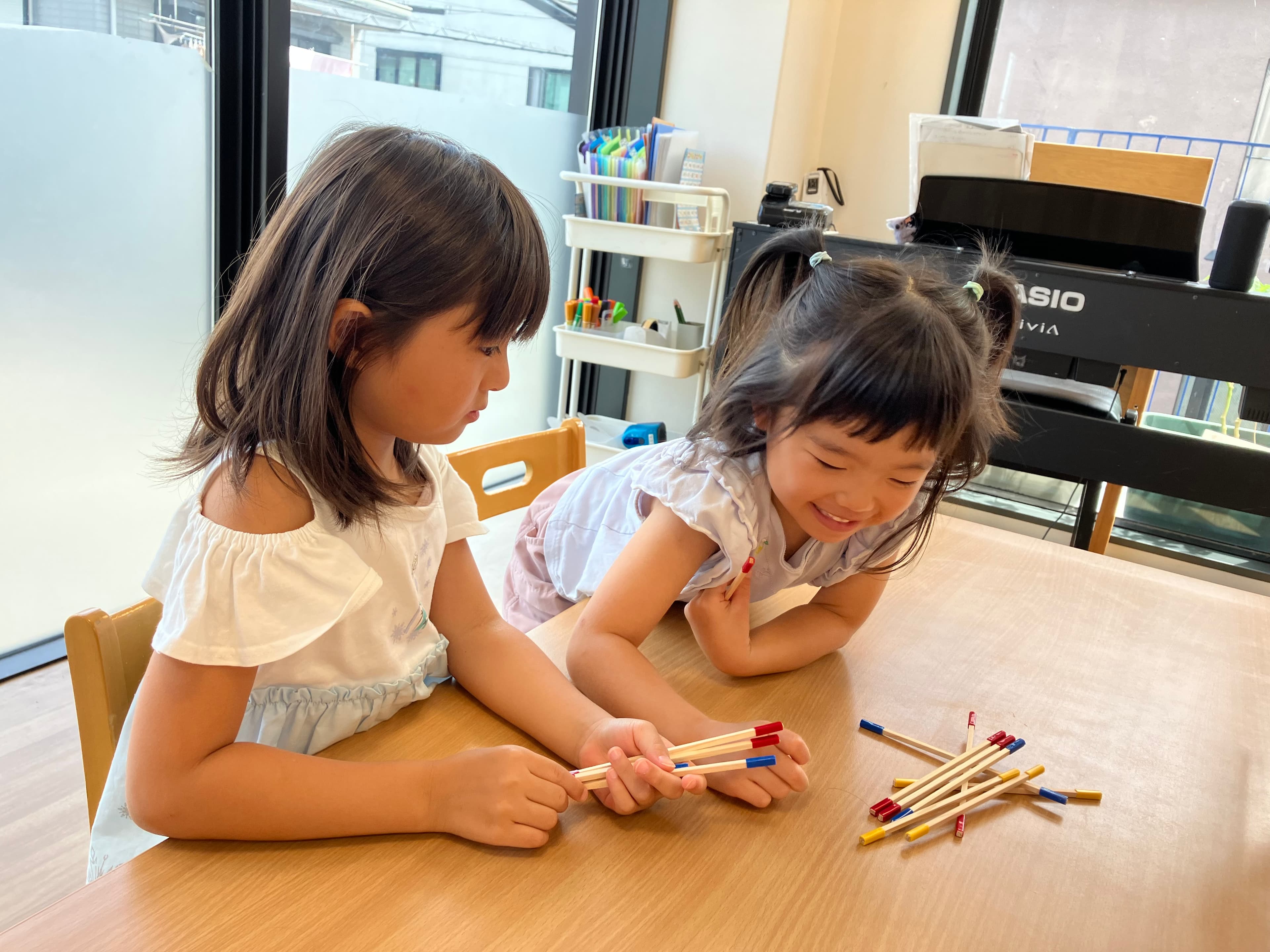 『どれにしようかな?』よーく考えて、そっと棒を取ります。