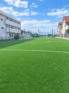 「なかよし広場」広い園庭に加え力いっぱい走れる人工芝グラウドがあります!
