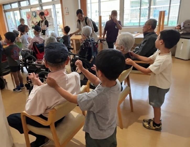 介護施設のおじいさんやおばあさん・岡山城東高校のお兄さんやお姉さん・地域の小児科・歯科の先生や沢山の方々との触れあいを大切にしています❣