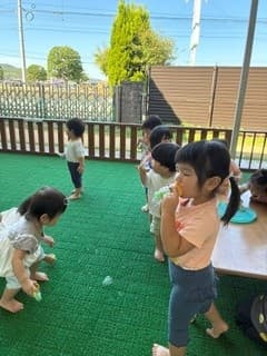 0.1歳児クラスには広いテラスがついています😊
