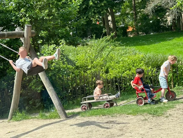 園庭でのびのびと遊んでいる子ども達